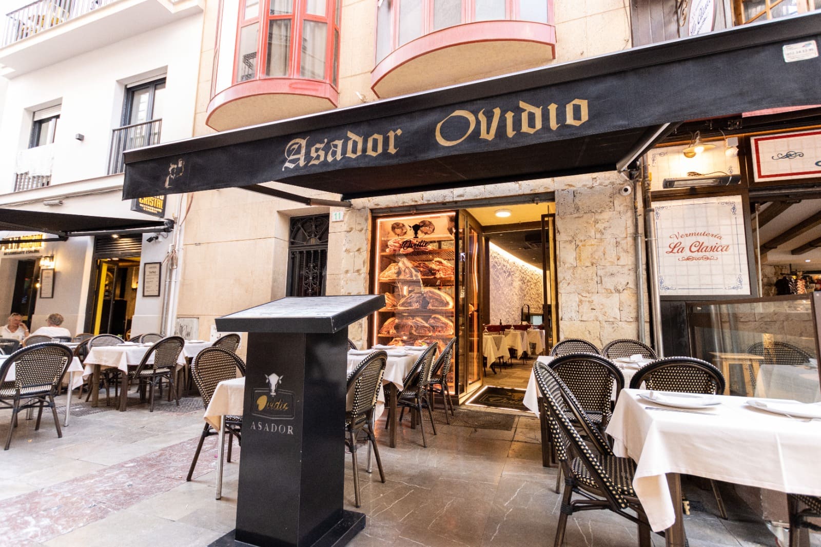 Interior del restaurante Asador Ovidio con parrilla y ambiente acogedor